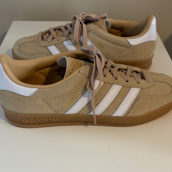 Adidas Women Gazelle’s Beige and White Sneakers - Picture 2 of 4